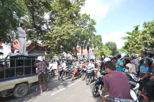Usung Tiga Isu, Kobra Gebrak Dompu