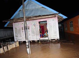 Duduk Melongo Tatap Banjir