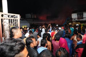Ketua DPRD Dompu Saksikan Kebakaran Pasar Wodi Secara Utuh