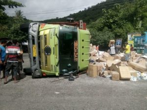 Fuso Pengangkut Obat Terguling di Cabang Madaprama
