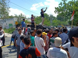 Tuntut Bebaskan Truk Pengangkut Kayu, Warga Manggelewa Bentrok Dengan Polisi