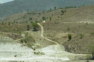 Sama-Sama Sukses, Pembangunan Dam Mila Dan Kerusakan Hutan