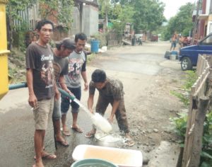 Sebulan PDAM Macet, Warga Balibunga Terpaksa Beli Air Mobil Tangki