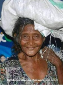 Mengenang Ina Ndora, Pengemis Nyentrik Bikin Ngakak