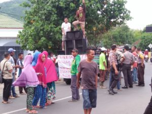 Tak Puas Demo Dikantor Dewan, Puluhan Petani Demo Dirumah Pribadi Wakil Ketua