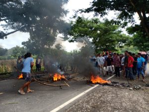 PDAM Dituding Rampas Meteran Air, Warga Selaparang Blokir Jalan