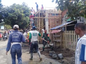 Babinsa Soritatanga Pimpin Gotong Royong Cor Masjid