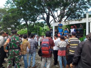 Diduga Pecat Perangkat Desa Secara Sepihak, Kades Lepadi Yang Baru Didemo Warga