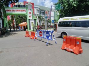 Perketat Area Masuk RSUD Dompu, Bupati Pimpin Tutup Jalan