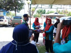 TP PKK Dompu Dompu Bagi Sembako dan Masker Gratis di Kilo