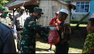 Dandim 1614 Dompu Bagi-Bagi Sembako