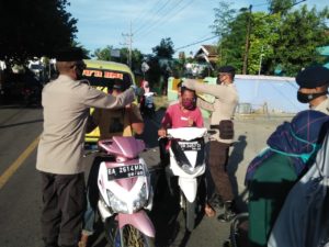 Gandeng Kompak, Brimob Dompu Berbagi Takjil dan Masker Gratis