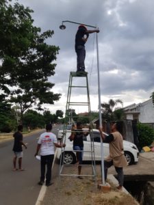 Terangi Kampung, Pemdes Dorokobo Pasang Lampu Jalan