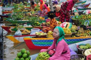 Kenangan Mengunjungi Pasar Terapung dan Kota Intan Banjarmasin.