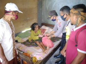 Ringankan Beban Warga, Polsek se Kabupaten Dompu Serentak Gelar Bhakti Sosial