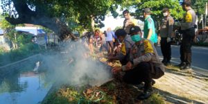 Gandeng Warga, Polsek Woja Bersihkan Lingkungan