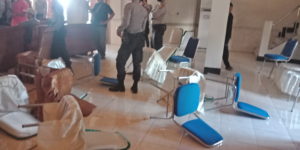 Kantor DPRD Dompu Diserang Batu