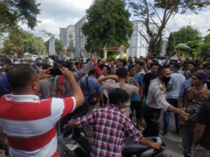 Kapolres Dompu Tenangkan Massa Yang Mengamuk