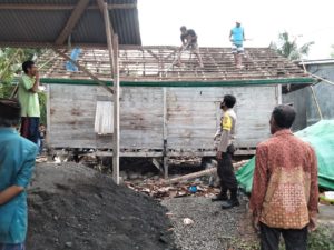 Ringankan Pekerjaan Warga Binaan, Bhabinkamtibmas Bantu Bongkar Rumah