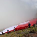 Rayakan HUT RI, Bendera Raksasa Dibentangkan Dipuncak Caldera Tambora