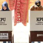 Bupati Dompu Abdul Kader Jaelani didampingi istri Lilys Suryani saat memberikan hak suara pada Pemilu 14 Februari  kemarin