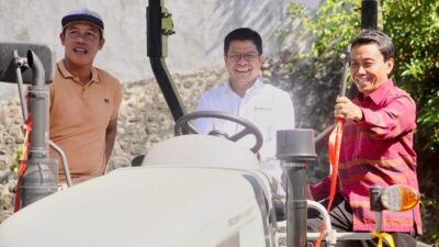 Pemkab Dompu Perkuat Modernisasi Pertanian, Bupati Bambang Firdaus Serahkan Alsintan untuk Kelompok Tani
