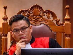 Ketika Wartawan Menjadi Hakim
